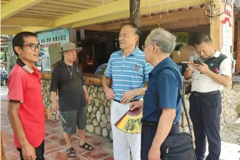 走进田间地头 感受乡村振兴——市人大机关组织离退休军转干部开展庆祝“八一”建军节活动